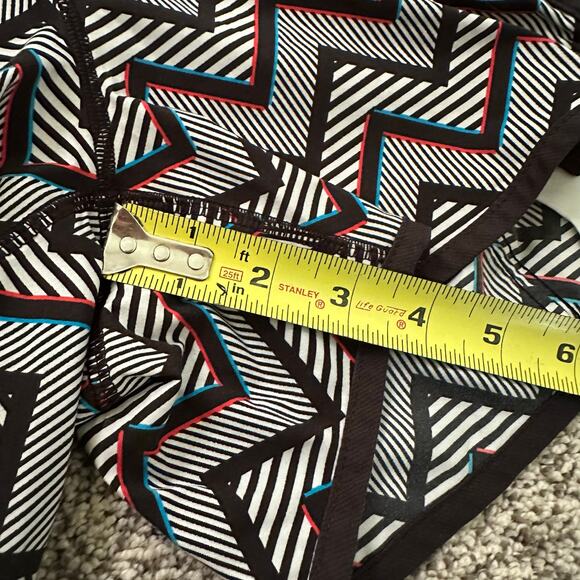 Lululemon black & white chevron print athletic shorts size 6 - Picture 12 of 12